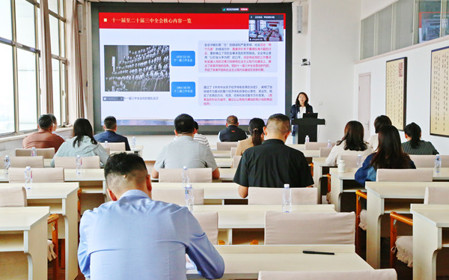 標(biāo)題：呼和浩特分院黨委副書記、工會(huì)主席劉萍講授黨課
瀏覽次數(shù)：1701
發(fā)表時(shí)間：2024-09-27