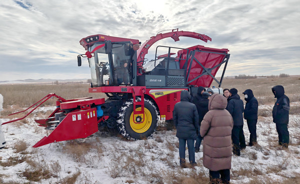 標(biāo)題:中央財(cái)政林草科技推廣項(xiàng)目設(shè)備交付 檸條收獲機(jī)落地賦能沙地生態(tài)治理
瀏覽次數(shù):24
發(fā)表時(shí)間:2025-12-12